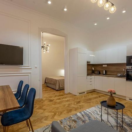 Glamorous Modern Apartment In The Hearth Of Budapest Bagian luar foto