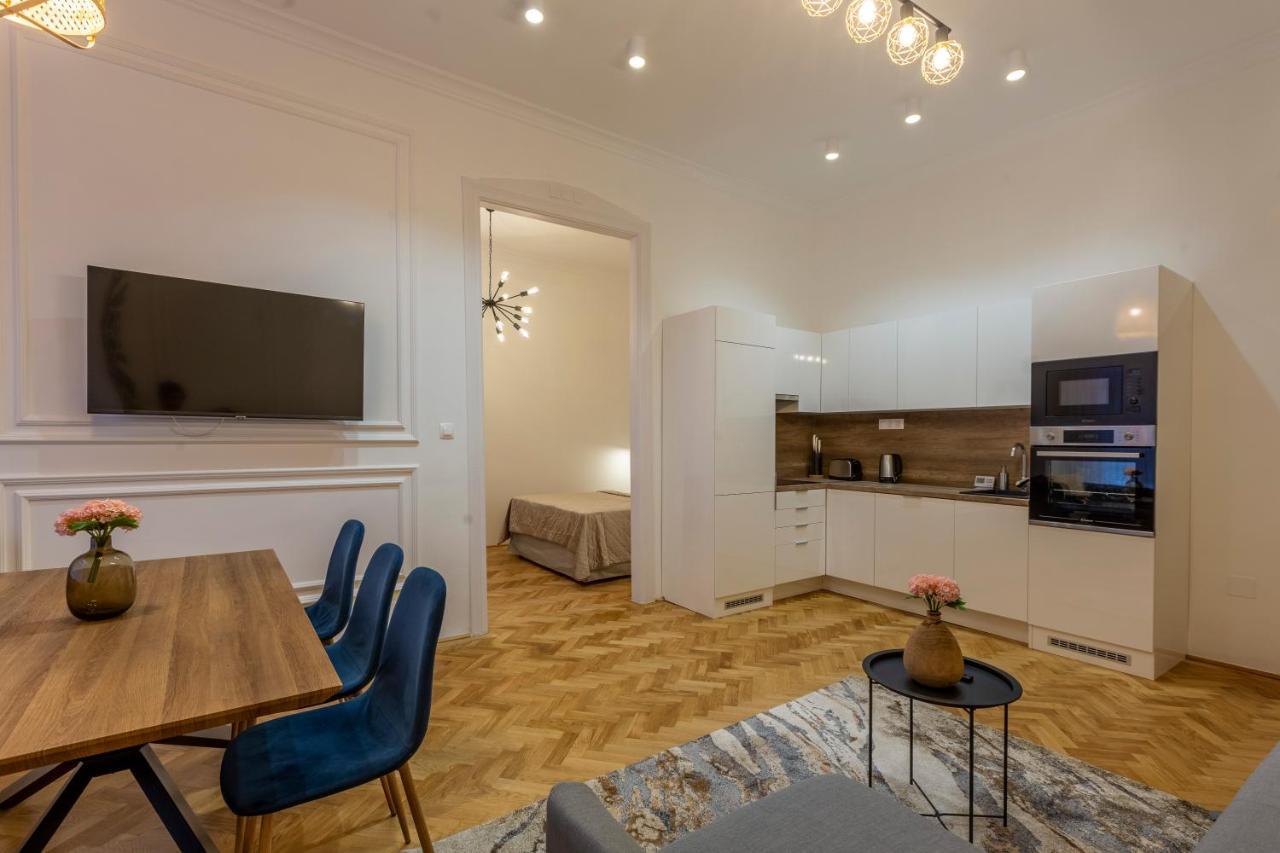 Glamorous Modern Apartment In The Hearth Of Budapest Bagian luar foto